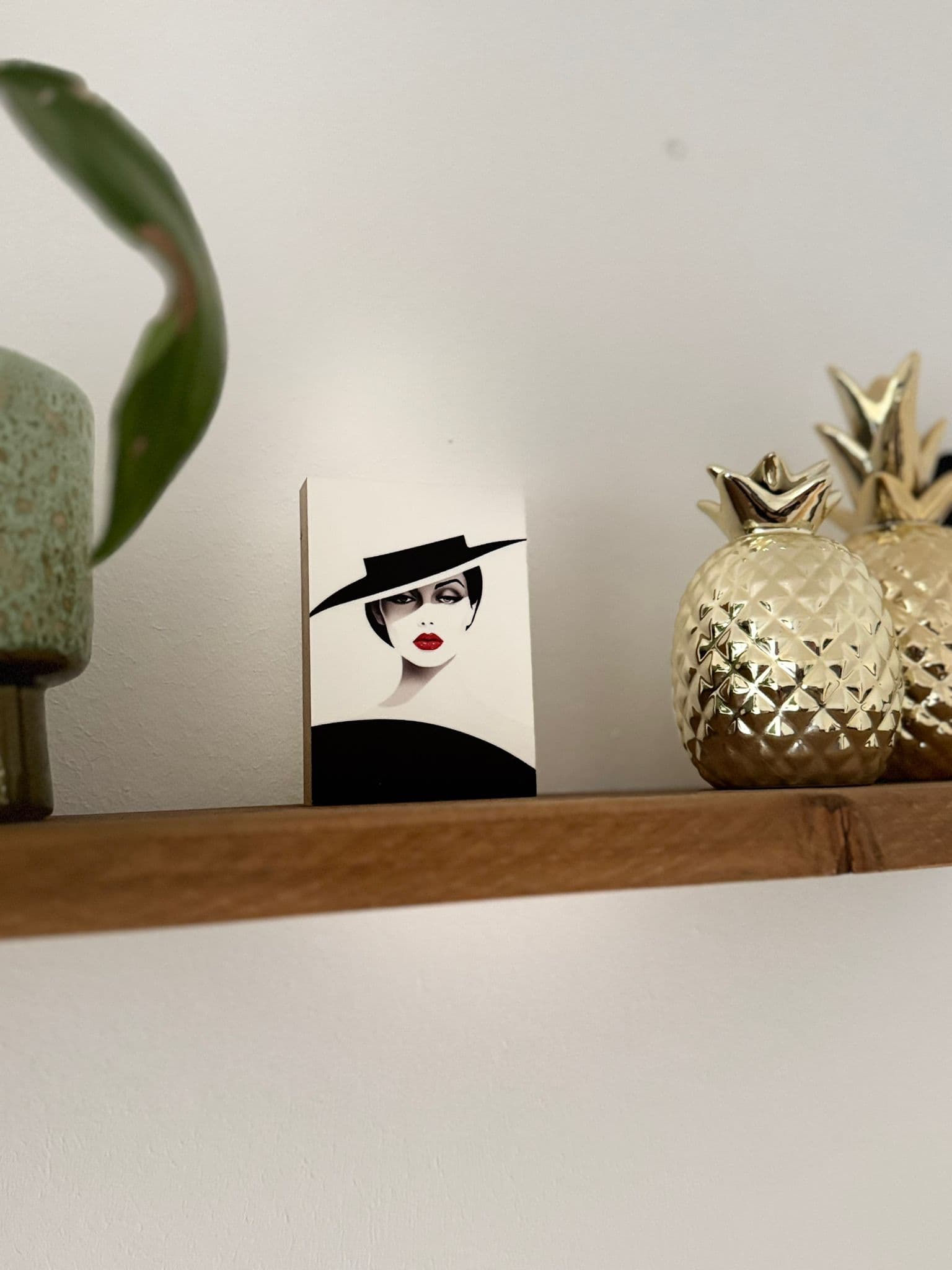 Verschiedene Deko-Ideen für Regale mit Holzbildern