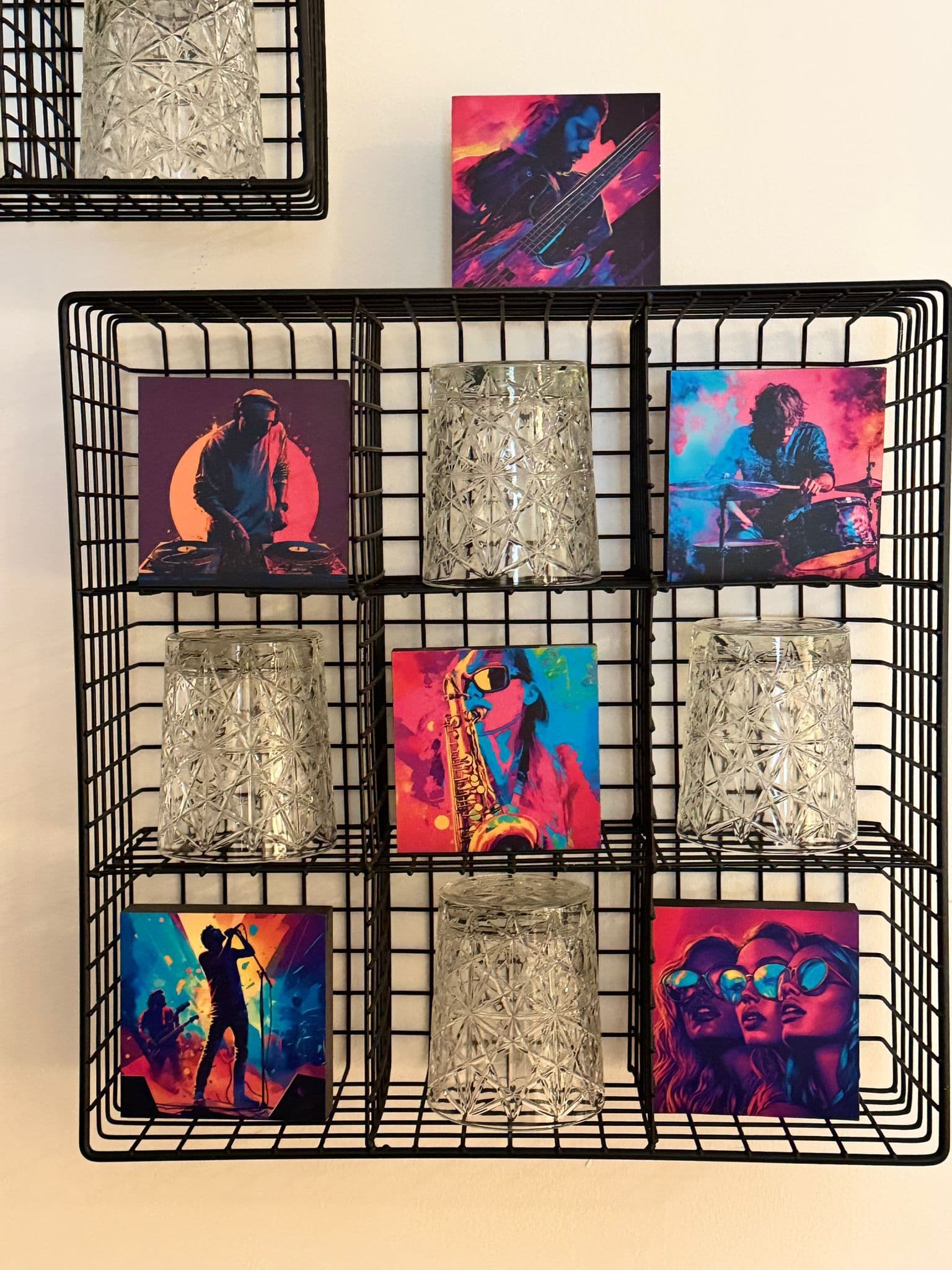 Verschiedene Deko-Ideen für Regale mit Holzbildern