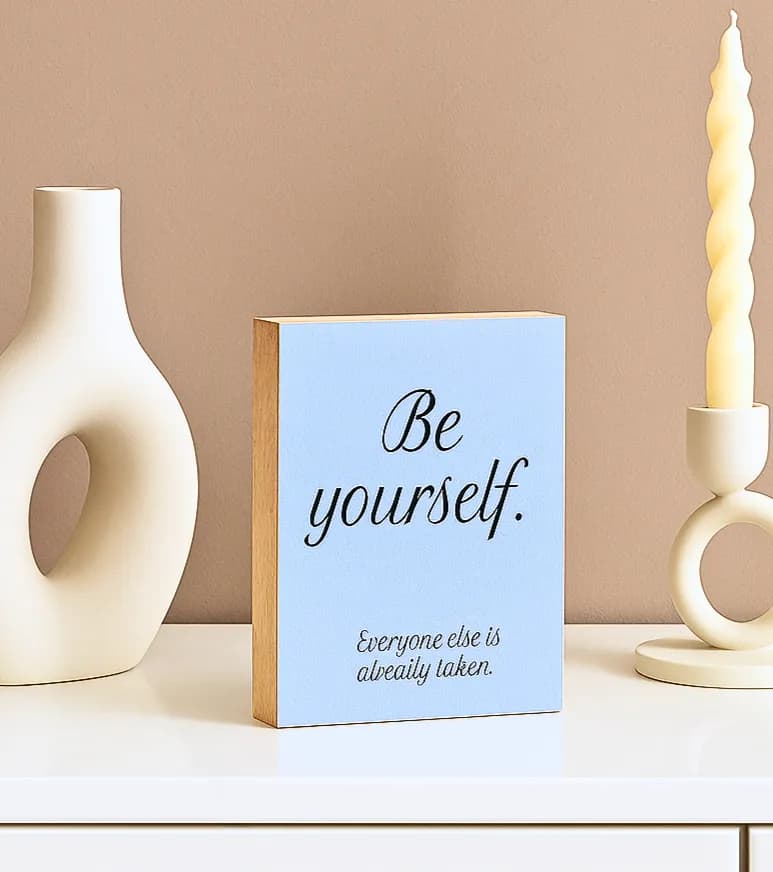 Motivation Holzbild "Be yourself..."