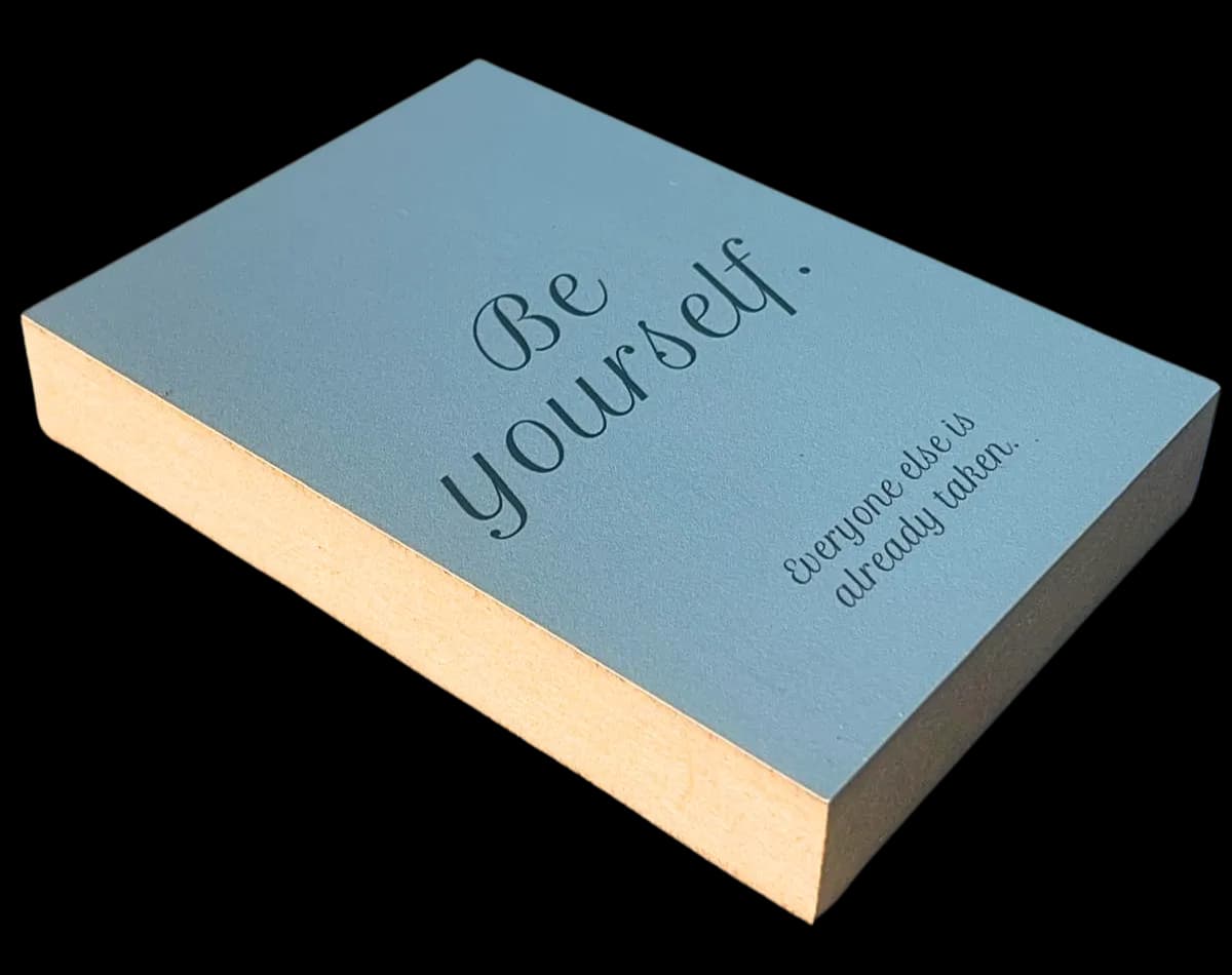 Motivation Holzbild "Be yourself..."